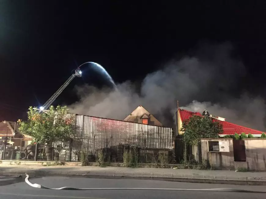 Un jandarm a salvat un tânăr prins într-un incendiu în mansarda unei case din Timișoara/ FOTO