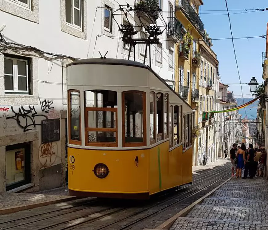 Elevador da Bica, unul dintre cele mai vechi funiculare din Lisabona, care face legătura între zona râului Tajo şi Bairra Alto din centrul vechi al capitalei Portugaliei