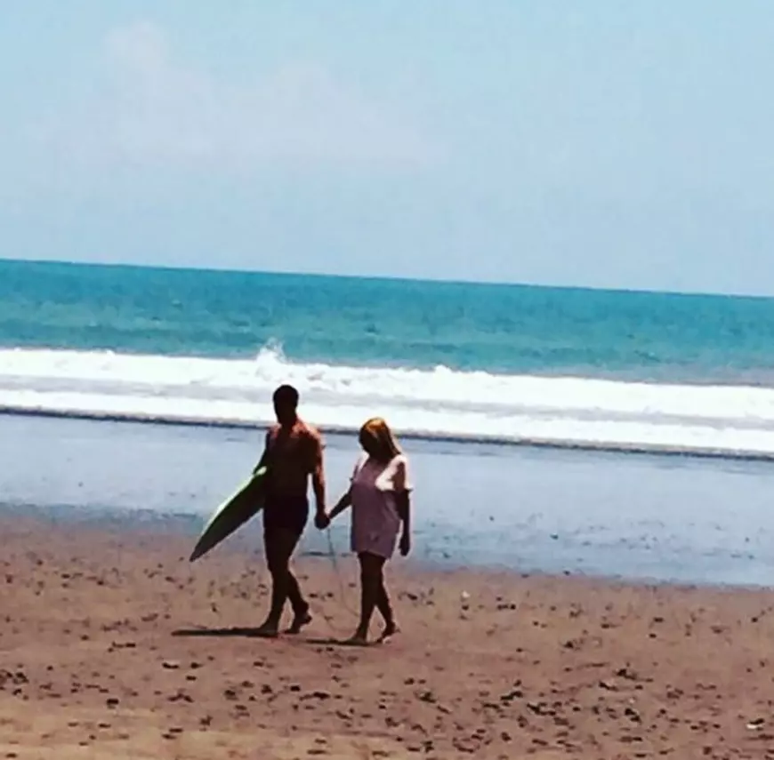 Prima imagine cu Elena Udrea însărcinată. Cu iubitul pe o plajă din Costa Rica