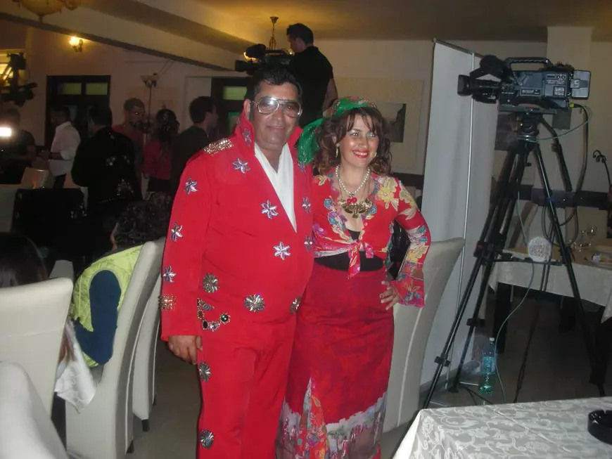 VIDEO / Elvis Rromano, sosia regelui rock’n roll, și-a făcut  propria școală acasă. În banii de la concerte învață copiii analfabeți din satul unde e profesor!