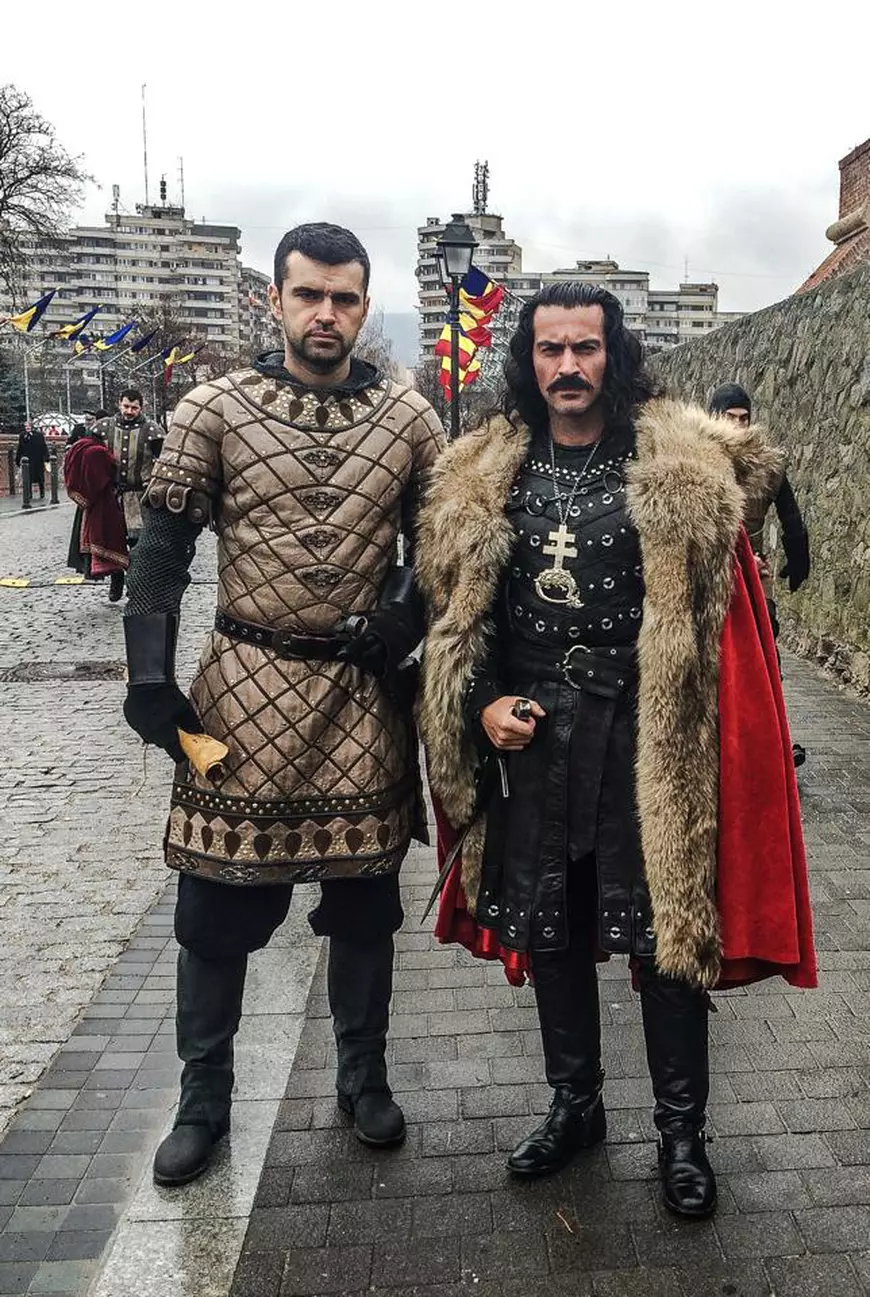 Tenorul Vlad Miriță, discurs din șaua calului în fața mulțimii! L-a jucat pe Mihai Viteazul