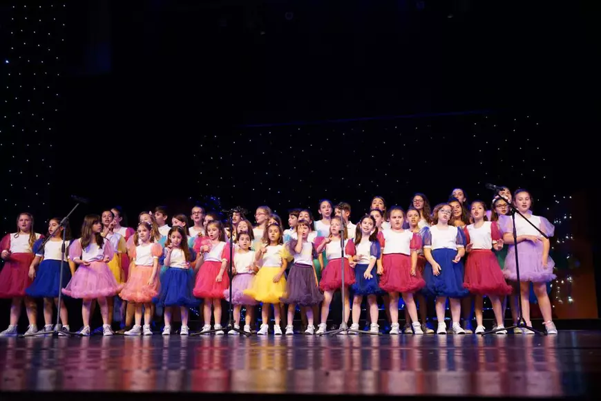 EXCLUSIV/ Copiii de la Allegretto s-au întors în România cu Trofeul celei mai mari manifestări muzicale pentru cei mici la nivel global. Au cântat la Teatrul Național din Beijing