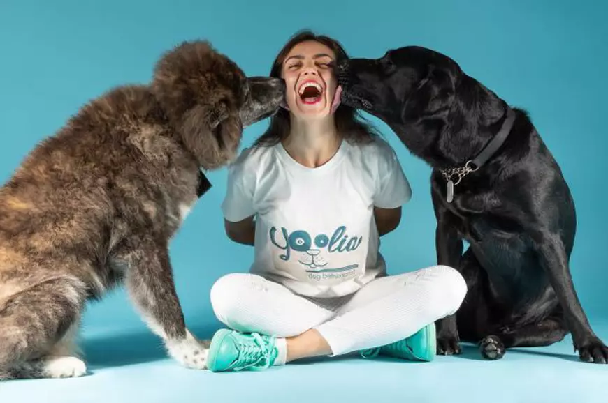 VIDEO/ „Tina Rintintin”: din contabilă, a ajuns bona pentru câini. ”Îi tratez ca și cum ar fi ai mei!”