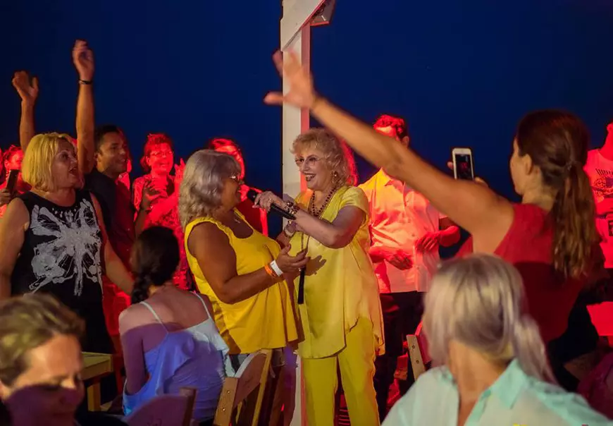 Corina Chiriac a făcut show printre vamaioți