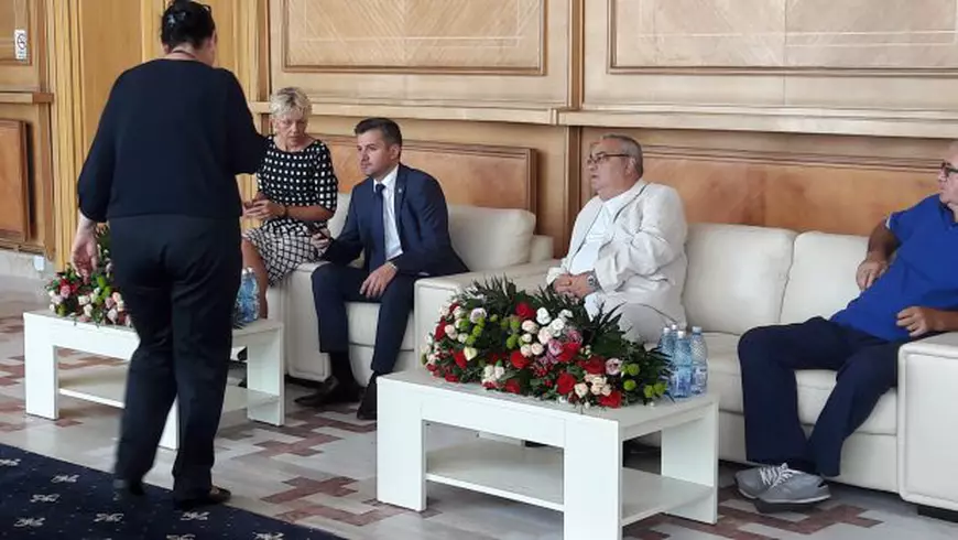 Au venit campioanele și campionii! Unii plâng, alții fac haz de necaz. Așteptați de funcționarul ”Tricoaie”. A tăcut mâlc ca să nu gafeze iar! / FOTO&VIDEO
