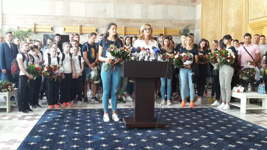 Au venit campioanele și campionii! Unii plâng, alții fac haz de necaz. Așteptați de funcționarul ”Tricoaie”. A tăcut mâlc ca să nu gafeze iar! / FOTO&VIDEO