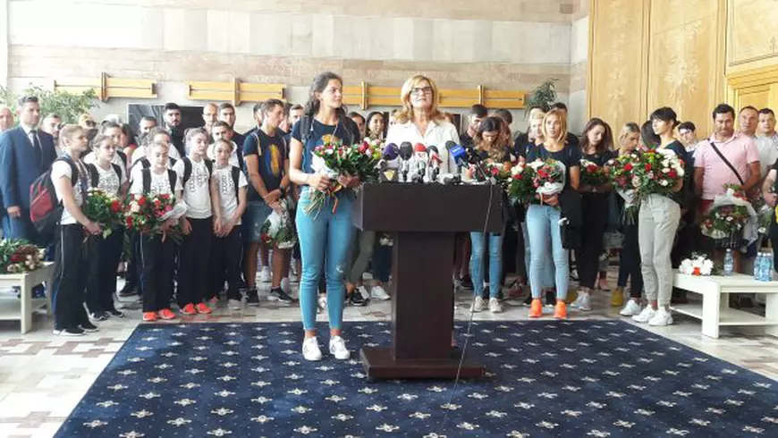 Au venit campioanele și campionii! Unii plâng, alții fac haz de necaz. Așteptați de funcționarul ”Tricoaie”. A tăcut mâlc ca să nu gafeze iar! / FOTO&VIDEO