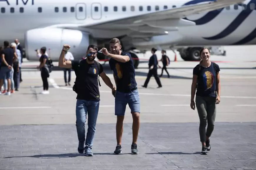 Au venit campioanele și campionii! Unii plâng, alții fac haz de necaz. Așteptați de funcționarul ”Tricoaie”. A tăcut mâlc ca să nu gafeze iar! / FOTO&VIDEO