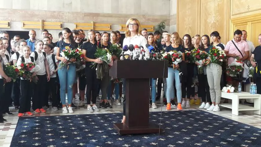 Au venit campioanele și campionii! Unii plâng, alții fac haz de necaz. Așteptați de funcționarul ”Tricoaie”. A tăcut mâlc ca să nu gafeze iar! / FOTO&VIDEO