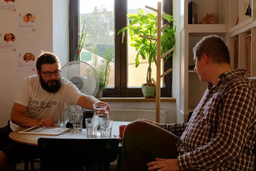 REPORTAJ/ Doi programatori, un teatrolog, un artist, un arhitect și un asistent universitar renunță la timpul liber ca să arate "adevărata față a marginalizaților societății" în Timișoara 