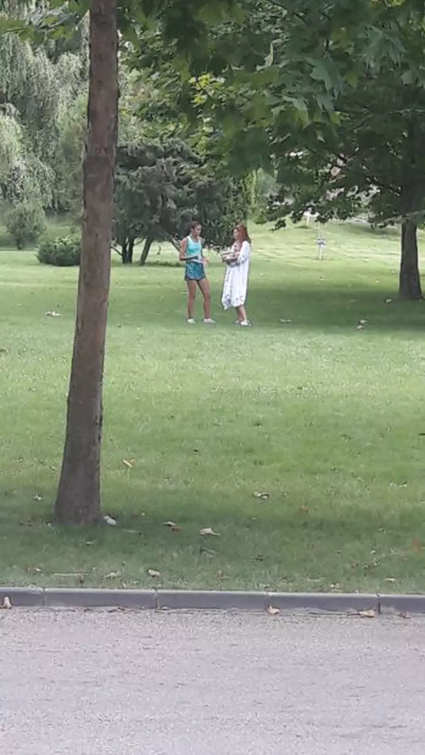 Andreea Mitu, primul zbor cu bebelușul. Participă la turneul Ilie Năstase, de la Arad