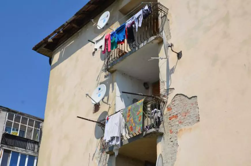 REPORTAJ/ Doi programatori, un teatrolog, un artist, un arhitect și un asistent universitar renunță la timpul liber ca să arate "adevărata față a marginalizaților societății" în Timișoara 