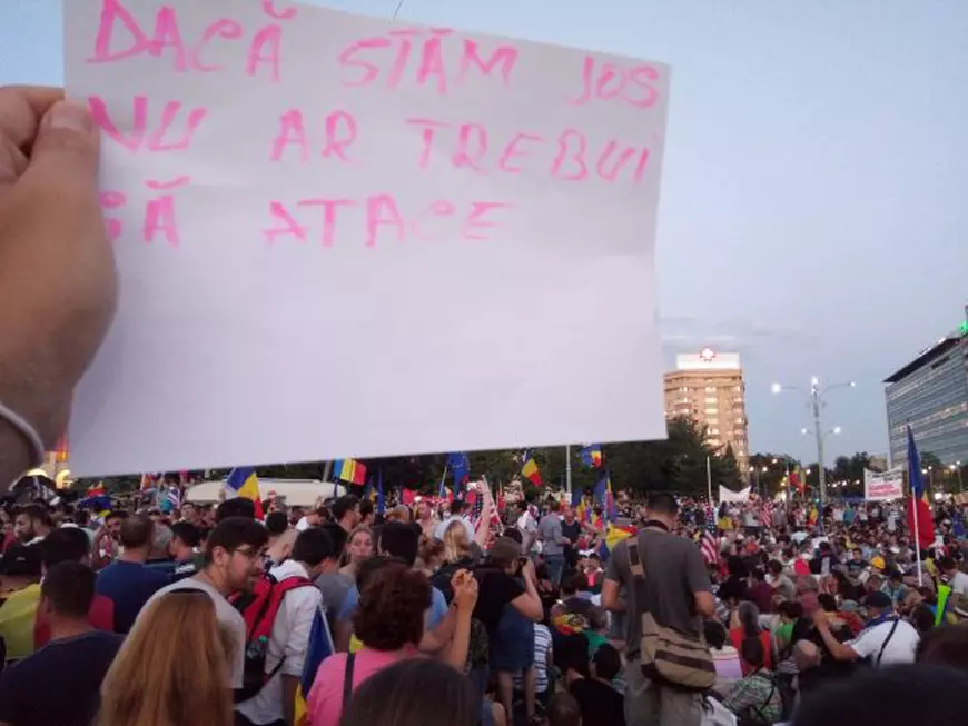 Protestatarii, apel la calm. Mesajul proiectat pe clădiri: ”În caz de violențe, așezați-vă!”