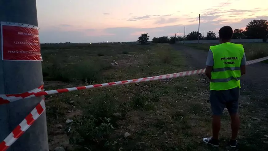 IMAGINI EXCLUSIVE/ Ucrainenii ridică un gard din sârmă ghimpată la granița cu România contra pestei porcine și împotriva contrabandei. Noi ne "protejăm" cu bandă de plastic!