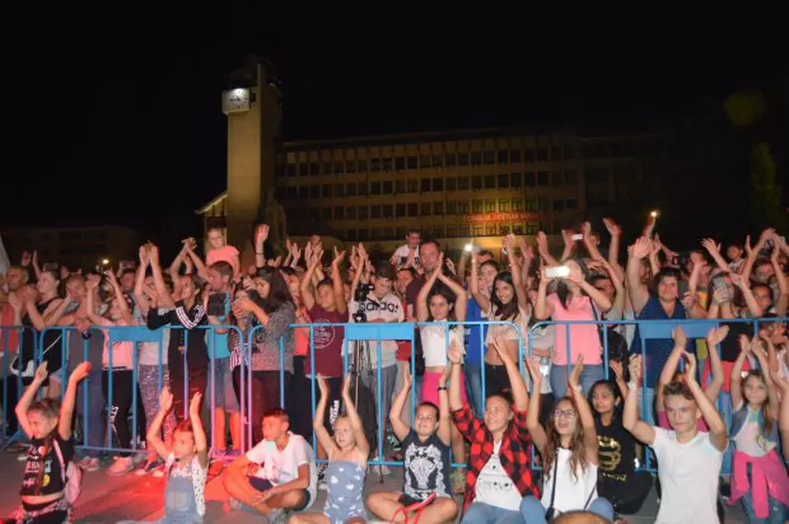 FOTO: Cum a fost felicitată Simona Halep de ”Voltaj”, într-un concert la Vaslui. Artiștii au cântat ”Odă bucuriei”, în uralele a mii de spectatori