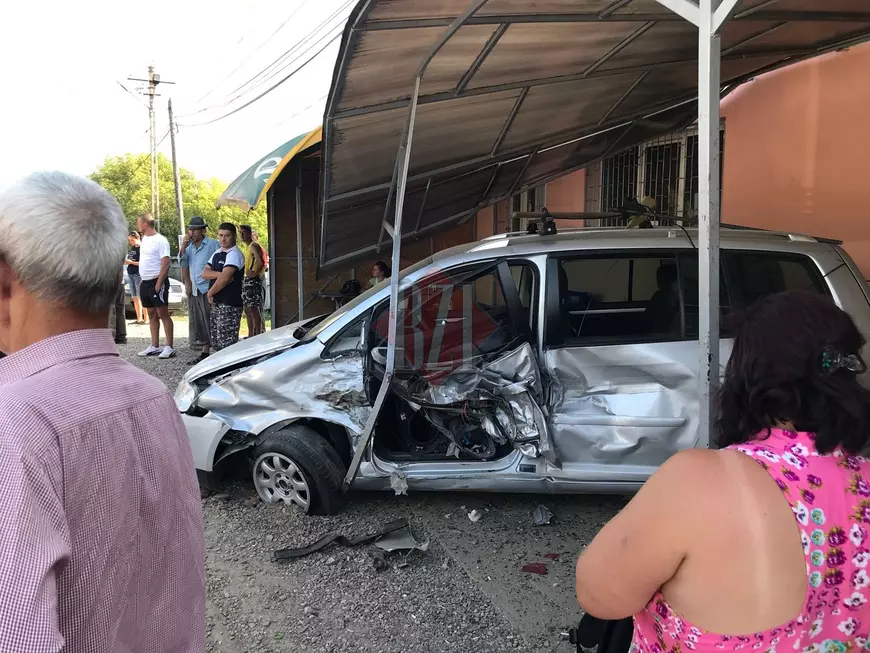 UPDATE/ O mașină a intrat în terasa unui bar din Iași. Șoferul ar fi adormit la volan