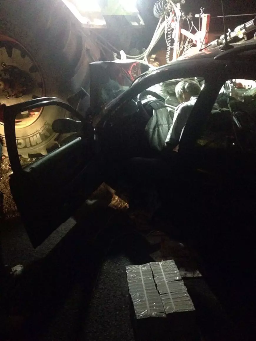 Un bărbat a murit strivit după coliziunea cu un utilaj agricol. Ce a mai rămas din mașină |VIDEO