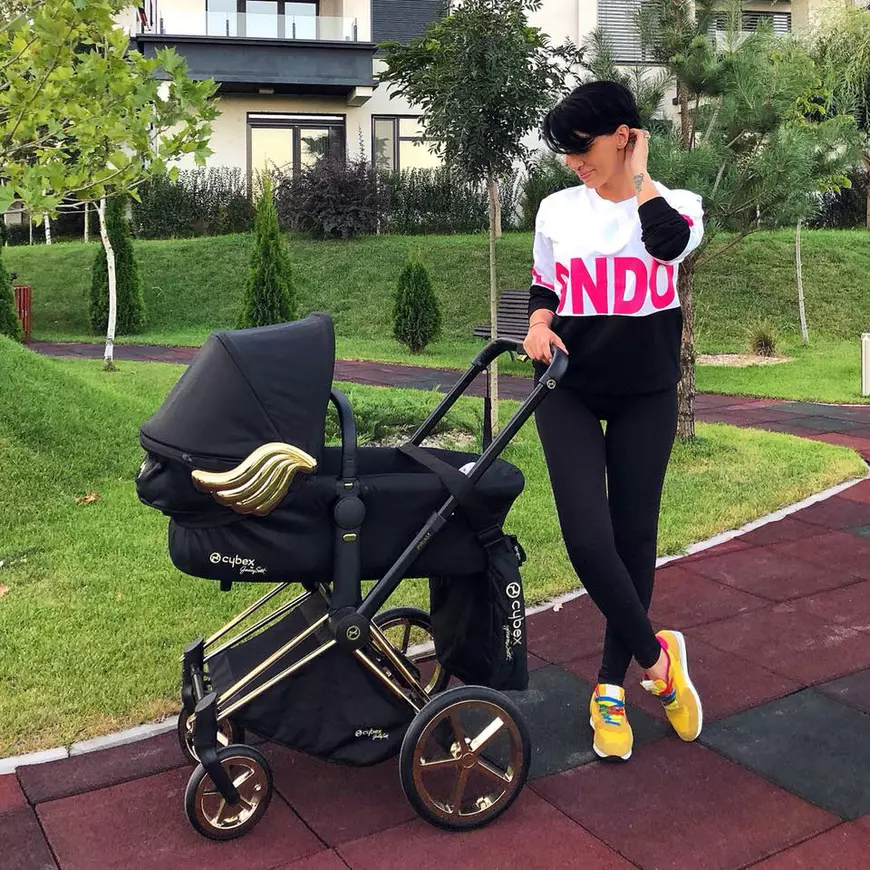 Adelina Pestrițu și-a scos fetița la plimbare. Fanii i-au atras imediat atenția asupra unui detaliu legat de cărucior