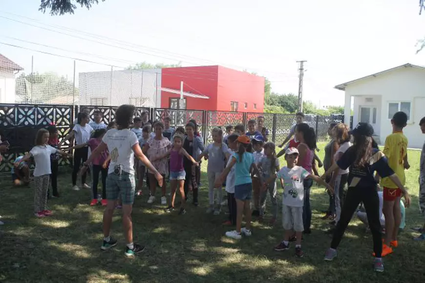 A mers 600 de km pe jos pentru educaţie