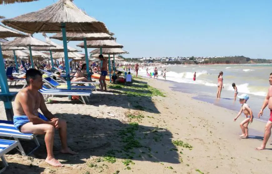 FOTO/ Litoralul este plin de alge după furtuna din ultimele zile de la Marea Neagră. Până acum, au fost strânse peste 1.300 de tone de alge