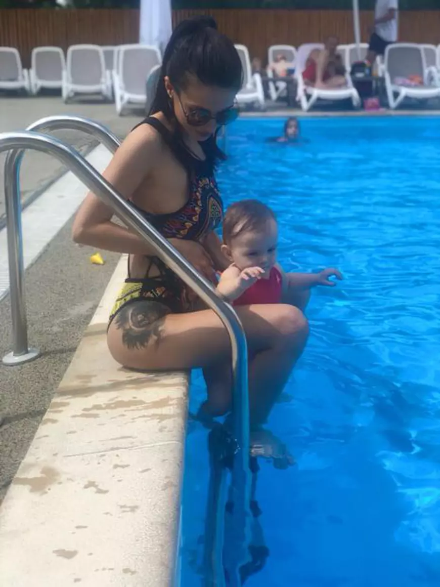 Fosta iubită a lui Vârciu preferă să-și care fetița după ea, decât să angajeze bonă. Anastasia are doar 11 luni