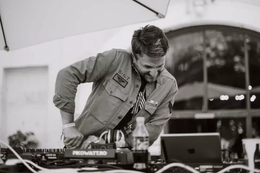 VIDEO/ DJ Andi Moisescu s-a întors la platane. Mixa muzică în tinerețe, iar pasiunea nu l-a părăsit nici la 40+