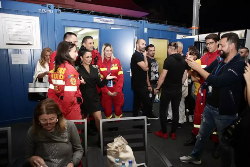 Cătălin Măruță și Andra, surprinși în culisele Festivalului Cerbul de Aur 2018. Dovada clară că prezentatorul tv e topit după soția lui