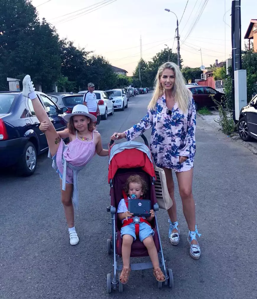 EXCLUSIV/ Andreea Bănică cu SUV și șofer, soțul, truditor, pe un scuter mititel