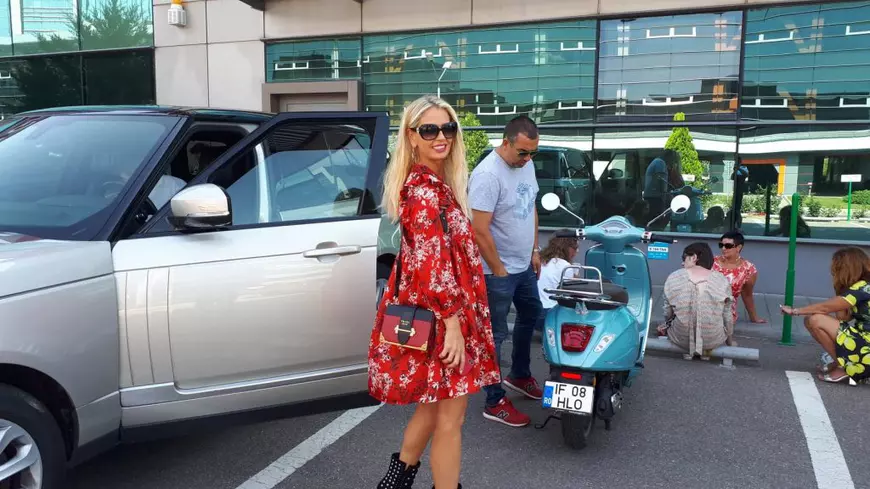 EXCLUSIV/ Andreea Bănică cu SUV și șofer, soțul, truditor, pe un scuter mititel