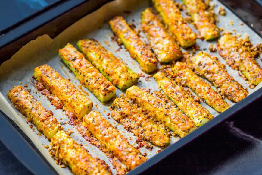 Rețete cu dovlecei, simple, dar foarte gustoase. Învață să faci spaghete din dovlecei cu sos pesto și bastonașe cu parmezan