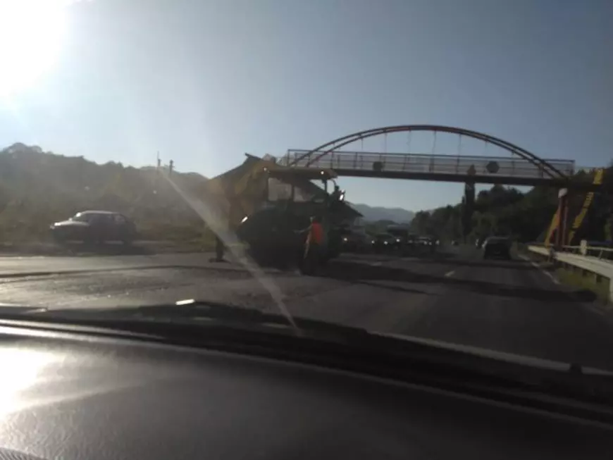 O betonieră s-a răsturnat pe DN1, între Ploiești și Câmpina. Traficul este restricționat și s-au format coloane de mașini