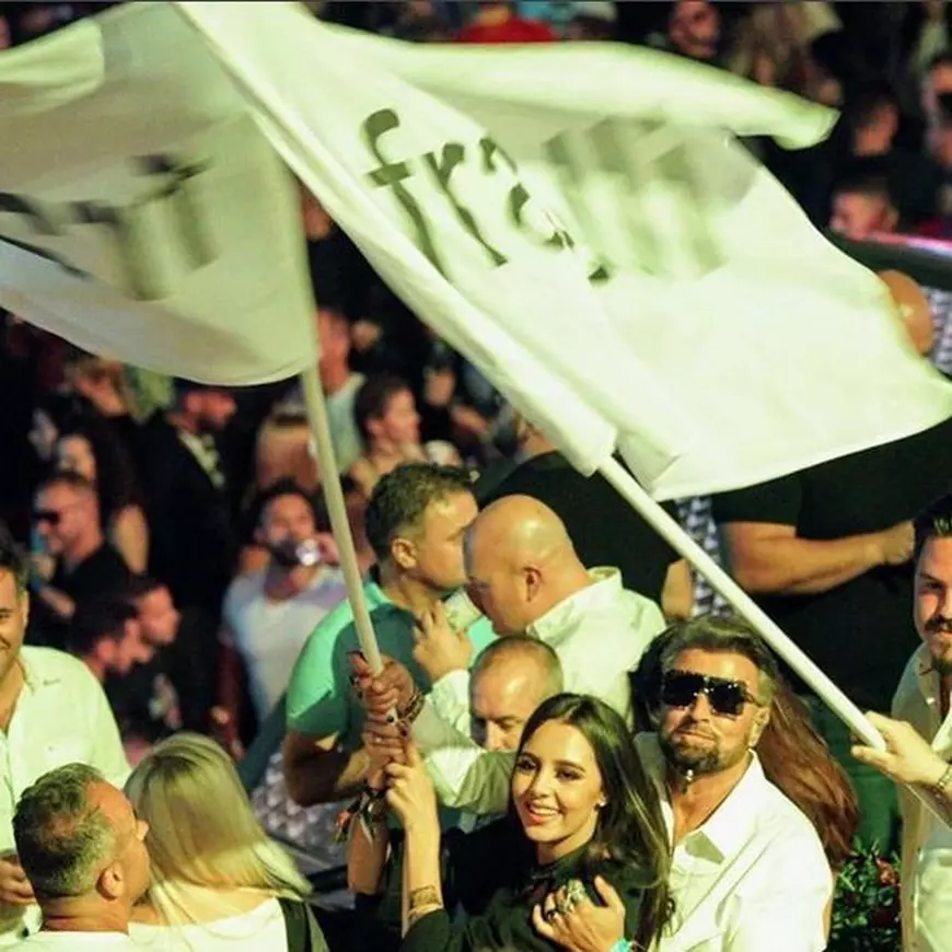 Cătălin Botezatu, distracție de zile mari cu o brunetă super sexy la Untold. Designerul nu s-a uitat la bani | FOTO