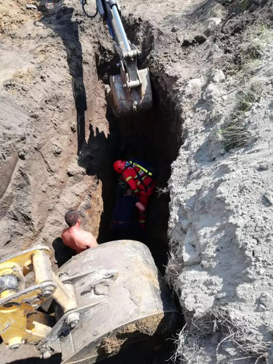 VIDEO&FOTO/ Un bărbat a fost prins până la gât de un mal de pământ care s-a surpat peste el. Omul lucra la canalizare în Feldioara