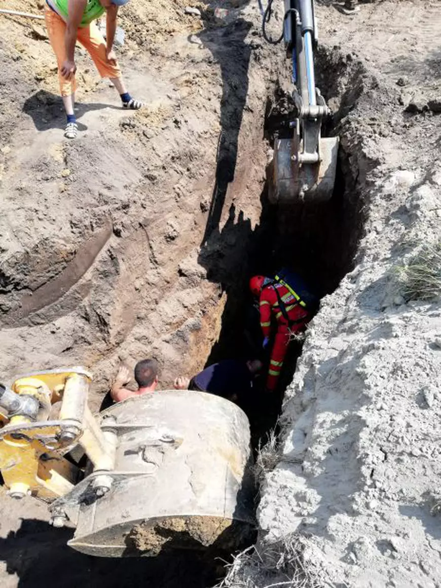 VIDEO&FOTO/ Un bărbat a fost prins până la gât de un mal de pământ care s-a surpat peste el. Omul lucra la canalizare în Feldioara