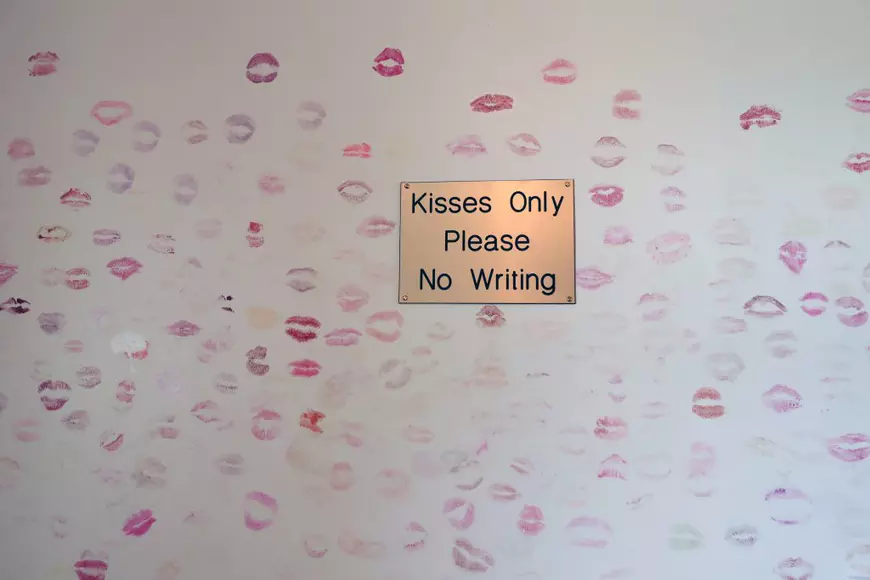 Fanii lui Elvis Presley pot petrece noaptea în camera în care a locuit Regele, în Memphis