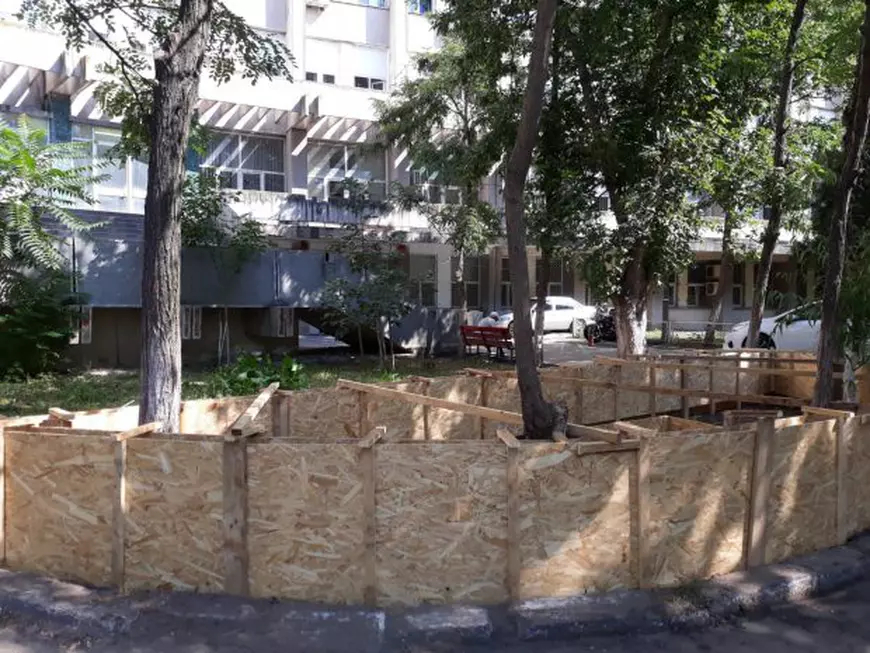 FOTO/ Managerul interimar al Spitalului Județean Craiova s-a apucat să amenajeze fără autorizații un heleșteu în curtea unității