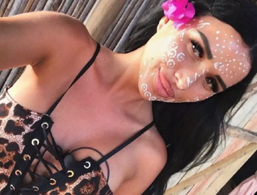 Daniela Crudu se distrează în Madagascar. Ce și-a desenat bruneta pe față. Imaginea a devenit publică