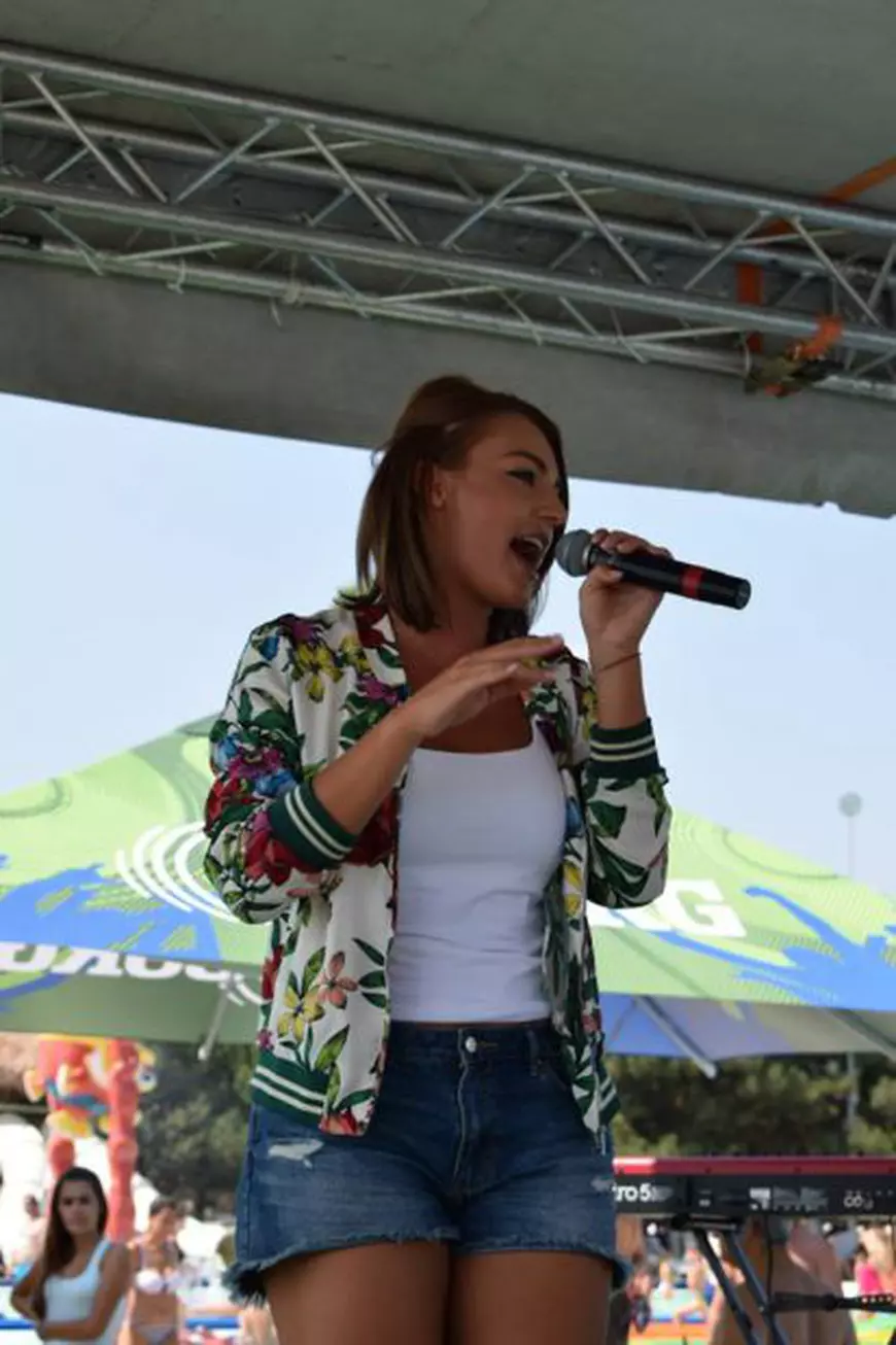 Adrian Enache și fiica sa, Diana, pe aceeași scenă. Au cântat fără onorariu la un eveniment caritabil!