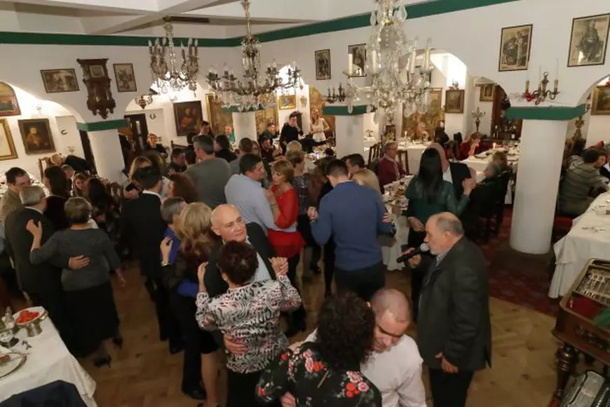 FOTO EXCLUSIV/Vedetă rock în anii '70 și politician în anii 90, Doru Tufiș e din nou cap de afiș. Cântă într-un restaurant!