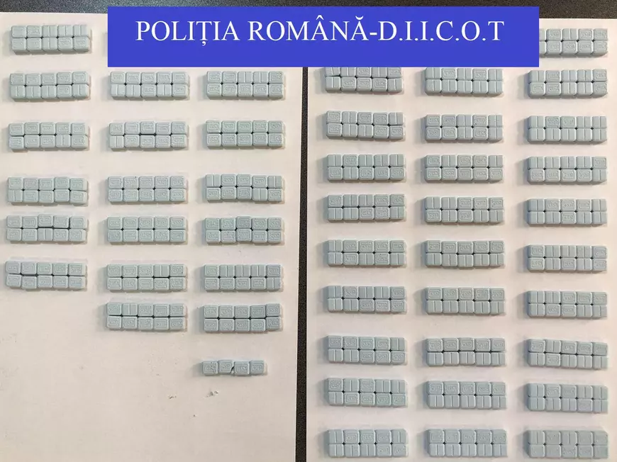 Un tânăr de 22 de ani a fost prins în Cluj-Napoca cu sute de pastile de droguri și cannabis