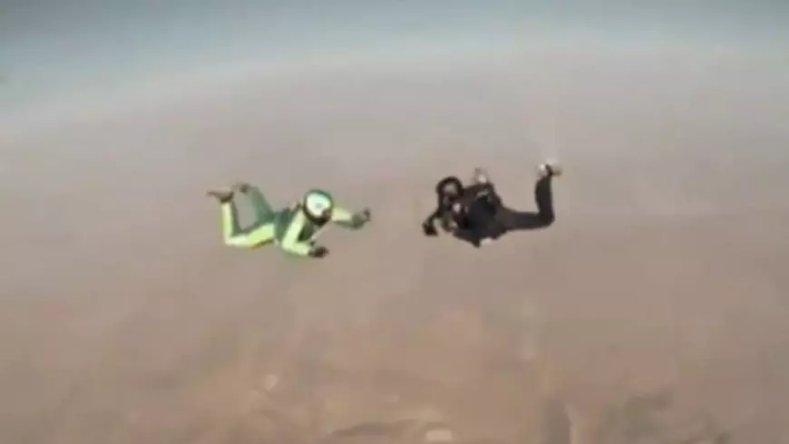 Record mondial. Luke Aikins a sărit fără parașută de la 7.600 de metri / VIDEO