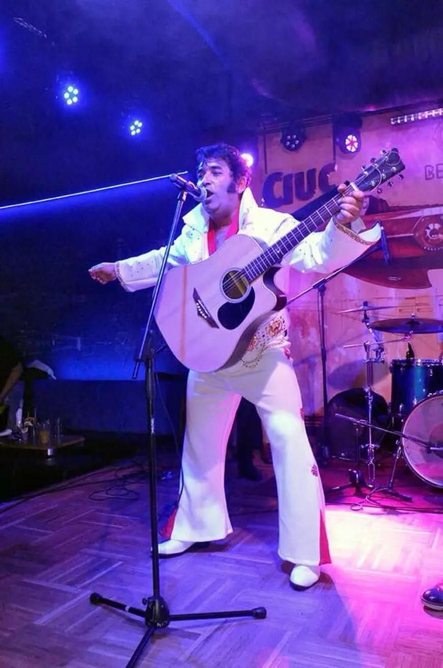 VIDEO / Elvis Rromano, sosia regelui rock’n roll, și-a făcut  propria școală acasă. În banii de la concerte învață copiii analfabeți din satul unde e profesor!