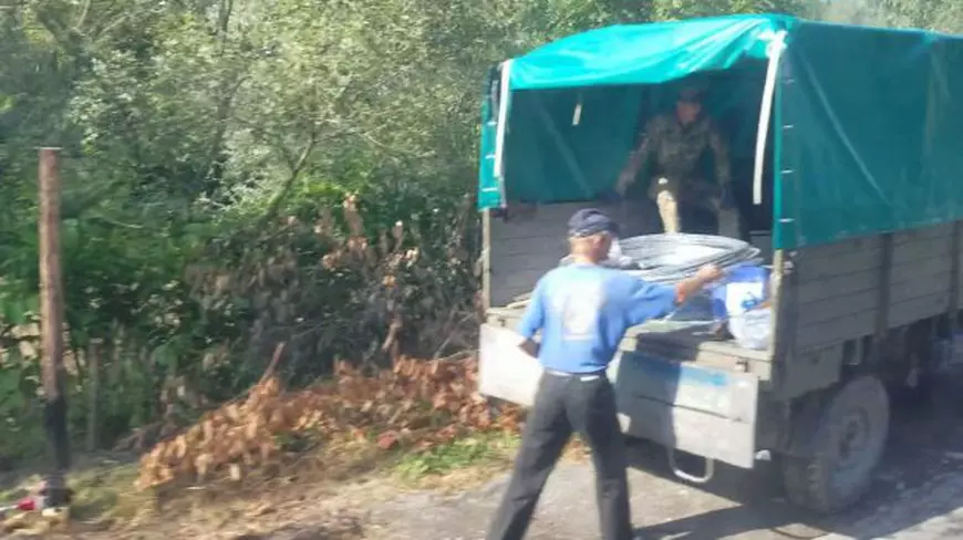 IMAGINI EXCLUSIVE/ Ucrainenii ridică un gard din sârmă ghimpată la granița cu România contra pestei porcine și împotriva contrabandei. Noi ne "protejăm" cu bandă de plastic!