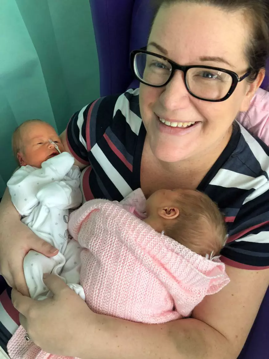 O femeie cu două utere a adus pe lume gemeni. Șansele ca asta să se întâmple sunt de 1 la 500 de milioane