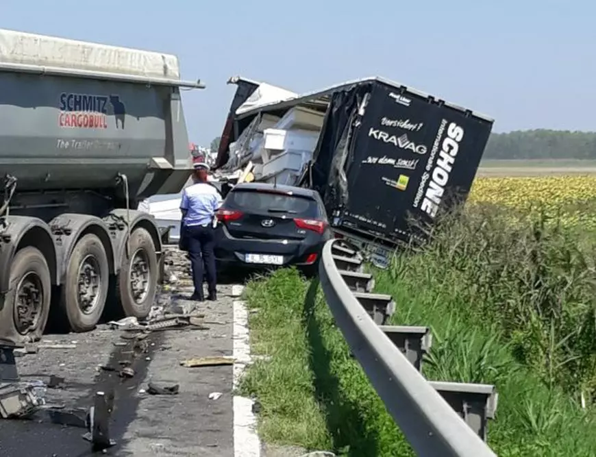 FOTO/ Accident groaznic cu două autotrenuri și un autoturism în Giurgeni, județul Ialomița. Un bărbat a murit, iar altul este în stare gravă