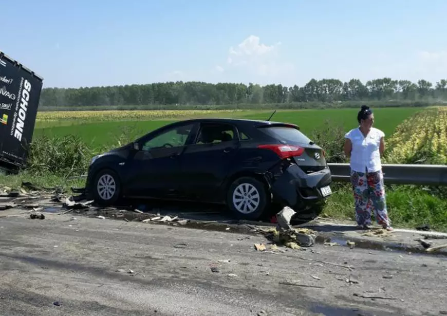 FOTO/ Accident groaznic cu două autotrenuri și un autoturism în Giurgeni, județul Ialomița. Un bărbat a murit, iar altul este în stare gravă