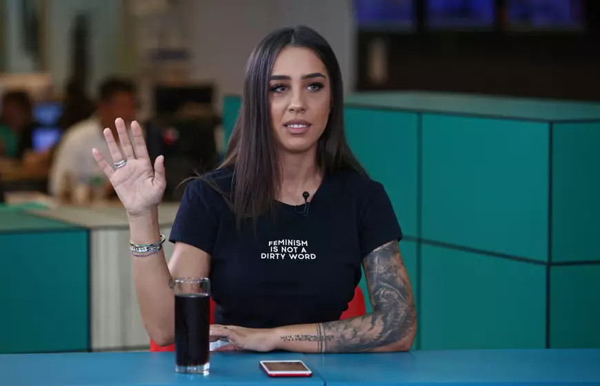 Ștefania s-a mutat la Speak când artistul nu era acasă