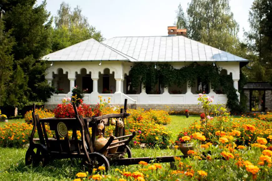 VIDEO/Culele, construcțiile care au istoria scrisă în ziduri, sunt în pericol să dispară. Povestea caselor atacate de Pazvante Chioru și folosite ca loc de întâlnire de regina Maria și ministrul Duca