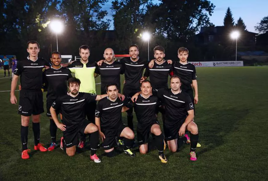 benfica de românia, pe stadionul Coresi, arena sportivă care va găzdui meciul caritabil susinut pentru micii fottbaliști de la Asociația Club Sportiv Pescărușul Sarichioi 