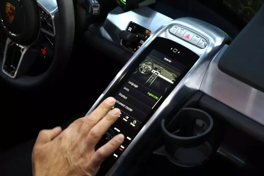 Ion Țiriac a prezentat bolidul primit cadou de la Simona Halep. S-a mărit garajul de la Țiriac Collection / GALERIE FOTO